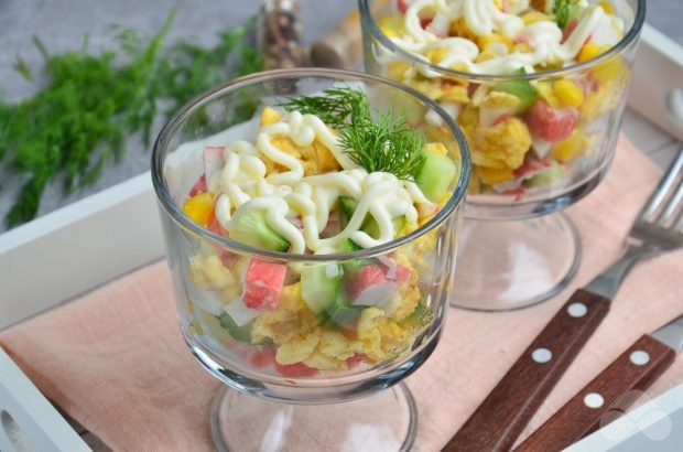 Коктейльний салат з крабовими паличками і омлетом-простий і смачний рецепт з фото (покроково)