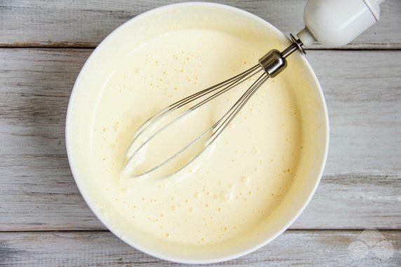 Бисквитный торт с прослойкой из заварного крема и варенья – фото приготовления рецепта, шаг 2