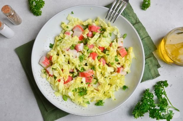 Салат з пекінською капустою, крабовими паличками і зеленою цибулею – простий і смачний рецепт з фото (покроково)