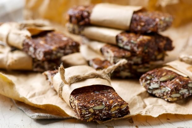 Шоколадно-вівсяні батончики – простий і смачний рецепт, як приготувати покроково