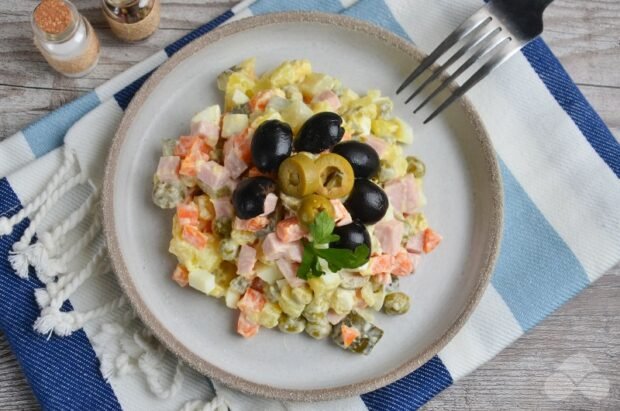 Олів'є з вареною ковбасою, оливками і маслинами – простий і смачний рецепт з фото (покроково)