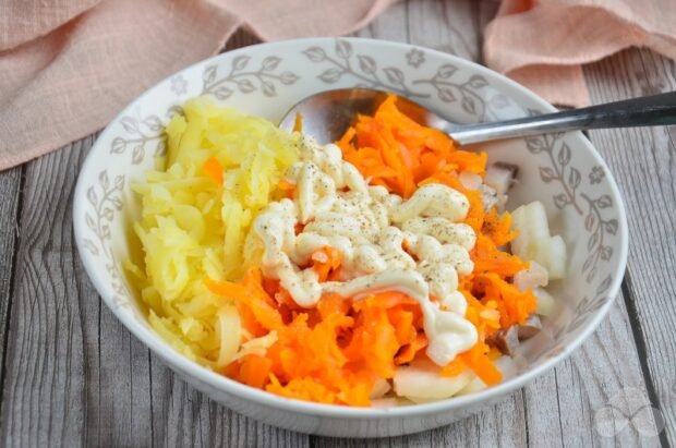 Селедка под шубой в рулетиках – фото приготовления рецепта, шаг 4