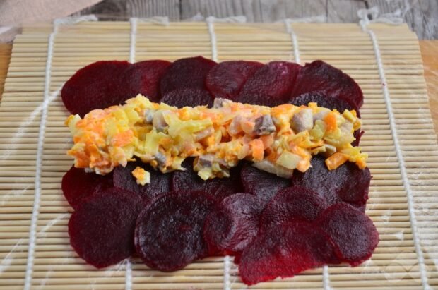 Селедка под шубой в рулетиках – фото приготовления рецепта, шаг 5