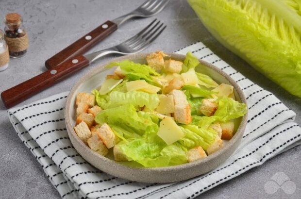 Салат з пармезаном і сухариками – простий і смачний рецепт з фото (покроково)