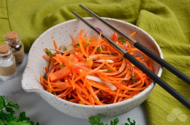 Салат з солодким перцем, морквою і кунжутом – простий і смачний рецепт з фото (покроково)
