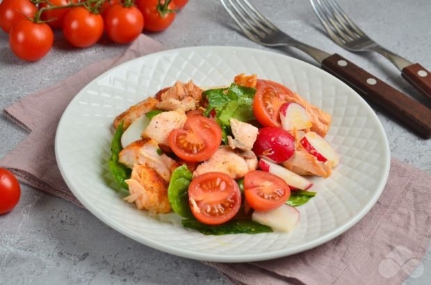 Салат з запеченим лососем і черрі – простий і смачний рецепт з фото (покроково)