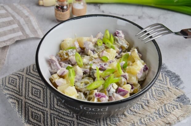 Німецький салат з картоплі і солоних огірків – простий і смачний рецепт з фото (покроково)