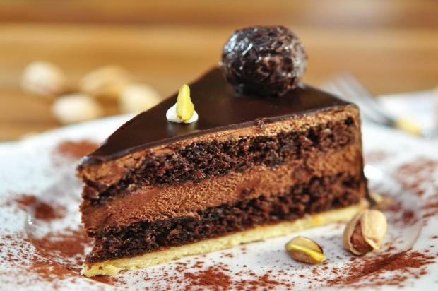 Шоколадний торт з праліне – простий і смачний рецепт, як приготувати покроково