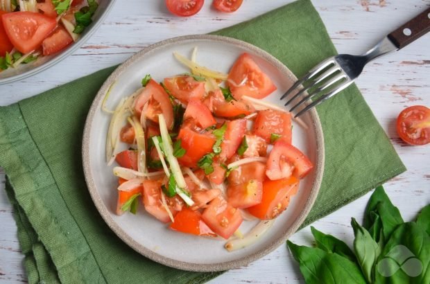Салат з помідорів з цибулею і базиліком – простий і смачний рецепт з фото (покроково)