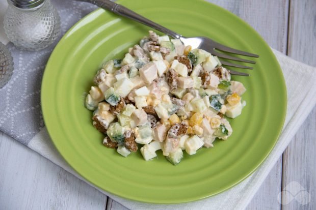 Салат з копченою куркою, кукурудзою і сухариками – простий і смачний рецепт з фото (покроково)