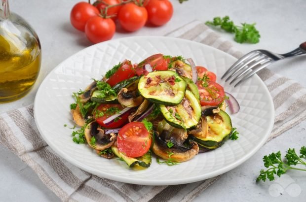 Салат з грибами і цукіні на грилі – простий і смачний рецепт з фото (покроково)