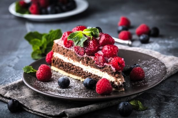 Шоколадний торт з масляним кремом і ягодами-простий і смачний рецепт, як приготувати покроково