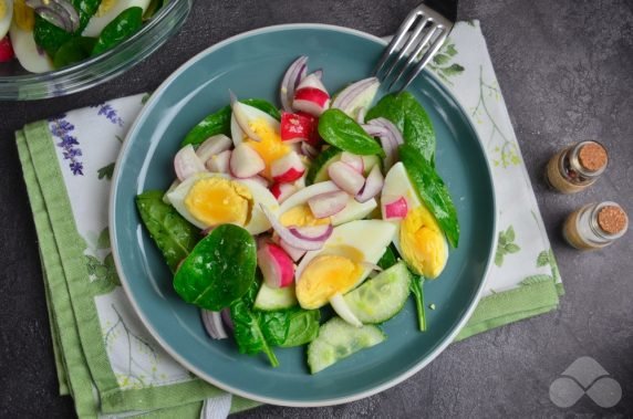 Салат с яйцами, шпинатом и редисом – фото приготовления рецепта, шаг 4