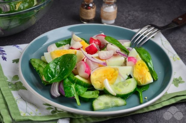 Салат з яйцями, шпинатом і редискою – простий і смачний рецепт з фото (покроково)
