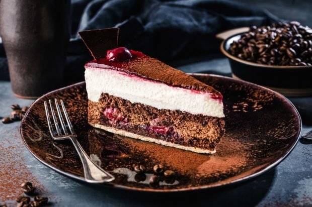 Шоколадний торт з вишнею і ванільним суфле – простий і смачний рецепт, як приготувати покроково