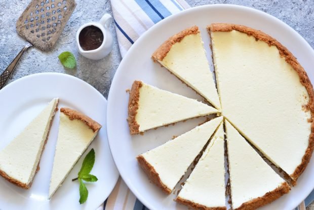 Чізкейк з сирного сиру – простий і смачний рецепт, як приготувати покроково