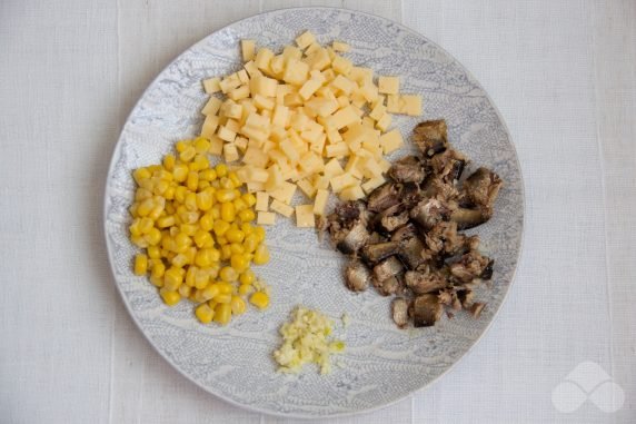 Салат с сыром, шпротами и кукурузой – фото приготовления рецепта, шаг 1