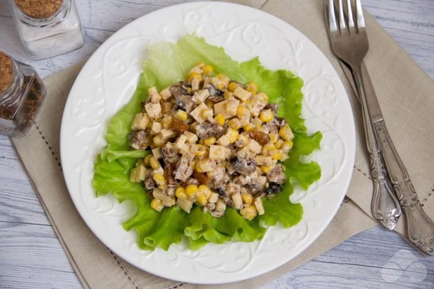 Салат з сиром, шпротами і кукурудзою – простий і смачний рецепт з фото (покроково)