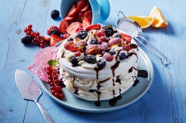 Торт Павлова з ягодами і шоколадною глазур'ю – простий і смачний рецепт, як приготувати покроково