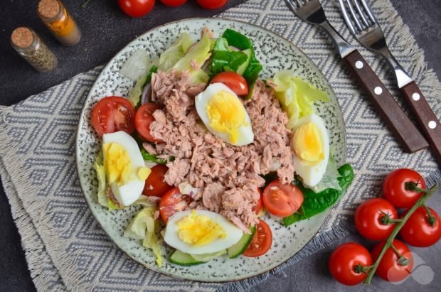 Салат з тунцем і овочами – простий і смачний рецепт з фото (покроково)