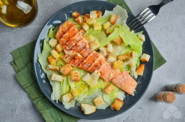 Салат «Цезар» з лососем на грилі – простий і смачний рецепт з фото (покроково)