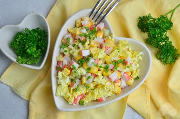Класичний салат з пекінської капусти і крабових паличок – простий і смачний рецепт з фото (покроково)