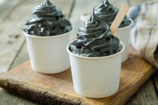 Чорне морозиво-простий і смачний рецепт, як приготувати покроково