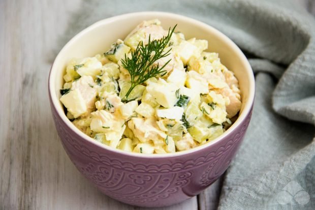 Салат з копченою куркою і свіжими огірками – простий і смачний рецепт з фото (покроково)
