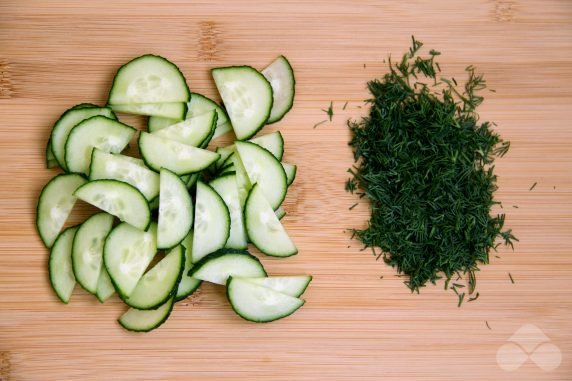 Свежий салат с фасолью и сухариками – фото приготовления рецепта, шаг 3