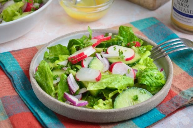 Швидкий салат з редискою і огірками-простий і смачний рецепт з фото (покроково)
