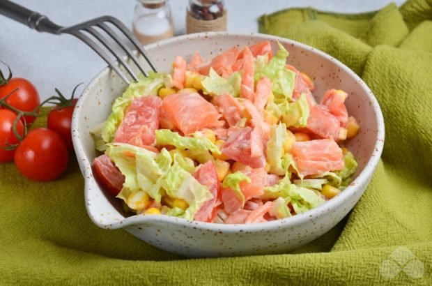 Салат з лососем, помідорами і пекінською капустою – простий і смачний рецепт з фото (покроково)