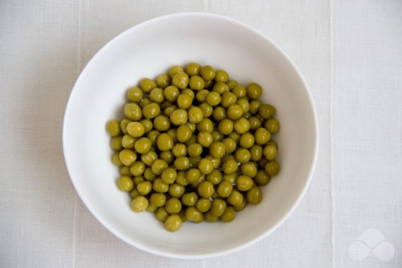 Салат с красной рыбой, яйцами, ананасом и зеленым горошком – фото приготовления рецепта, шаг 2