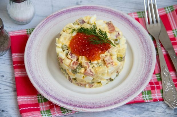 Салат з червоною рибою, яйцями, ананасом і зеленим горошком – простий і смачний рецепт з фото (покроково)