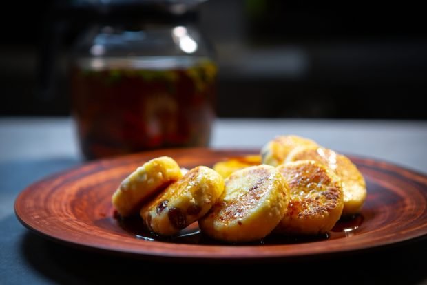 Сирники з родзинками, горіхами і медом – простий і смачний рецепт, як приготувати покроково