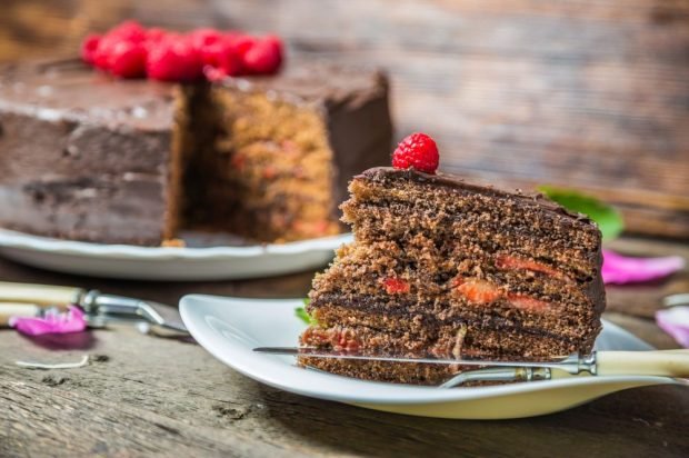 Шоколадний торт медовик з малиною – простий і смачний рецепт, як приготувати покроково