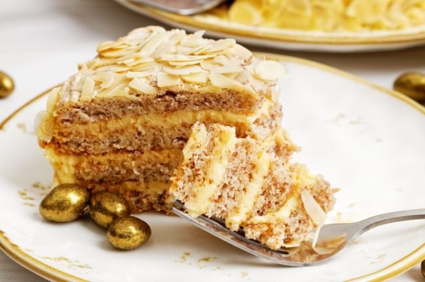 Торт медовик з заварним кремом і мигдальними пелюстками – простий і смачний рецепт, як приготувати покроково