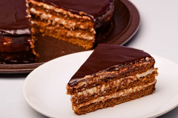 Шоколадний торт зі сметанним кремом – простий і смачний рецепт, як приготувати покроково