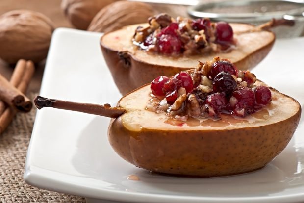 Запечена груша з журавлиною і горіхами – простий і смачний рецепт, як приготувати покроково
