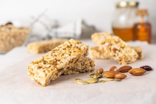 Батончики з арахісом і медом – простий і смачний рецепт, як приготувати покроково