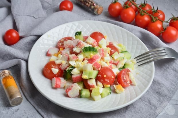 Крабовий салат з черрі і кунжутом – простий і смачний рецепт з фото (покроково)