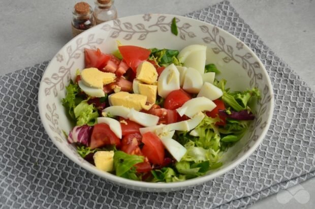 Овощной салат с яйцами и креветками – фото приготовления рецепта, шаг 3