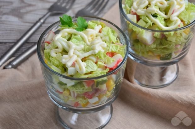 Коктейльний салат з крабовими паличками і пекінською капустою – простий і смачний рецепт з фото (покроково)