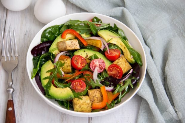 Салат зі смаженим тофу і овочами – простий і смачний рецепт з фото (покроково)