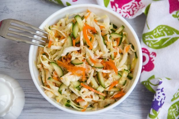 Пікантний салат з огірків, капусти і корейської моркви – простий і смачний рецепт з фото (покроково)