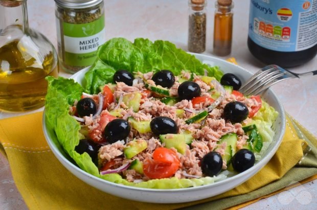Салат з тунцем, свіжими овочами і маслинами – простий і смачний рецепт з фото (покроково)