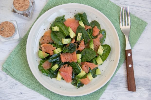 Салат з червоною рибою, шпинатом і авокадо-простий і смачний рецепт з фото (покроково)