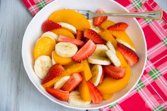 Салат с клубникой, бананами и персиками – фото приготовления рецепта, шаг 3