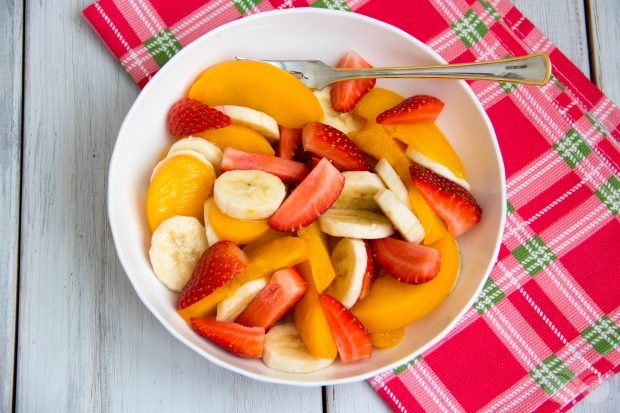Салат з полуницею, бананами і персиками – простий і смачний рецепт з фото (покроково)