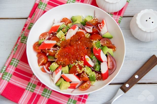 Салат з крабовими паличками і червоною ікрою – простий і смачний рецепт з фото (покроково)
