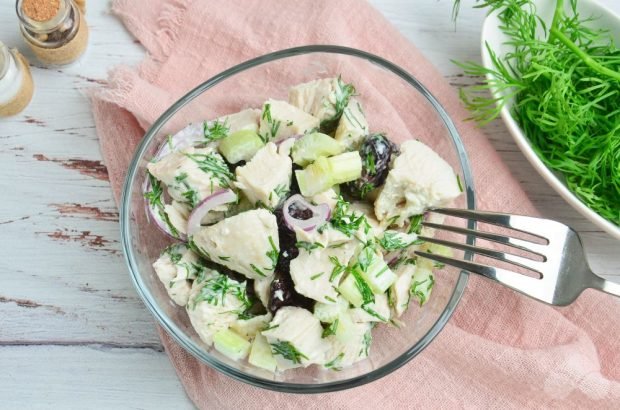 М'ясний салат з куркою, селерою і в'яленою журавлиною – простий і смачний рецепт з фото (покроково)